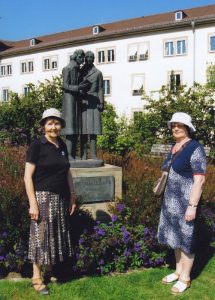 Milė (kairėje) ir Aldona Šiaulienė Kaselyje, prie paminklo broliams Grimmams. 2015 m.
