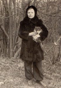 Su katinu Tešliumi. Apie 1950 m.