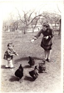 Su mama ūkiškos mokyklos kieme. 1953 m. Su mama ūkiškos mokyklos kieme. 1953 m.