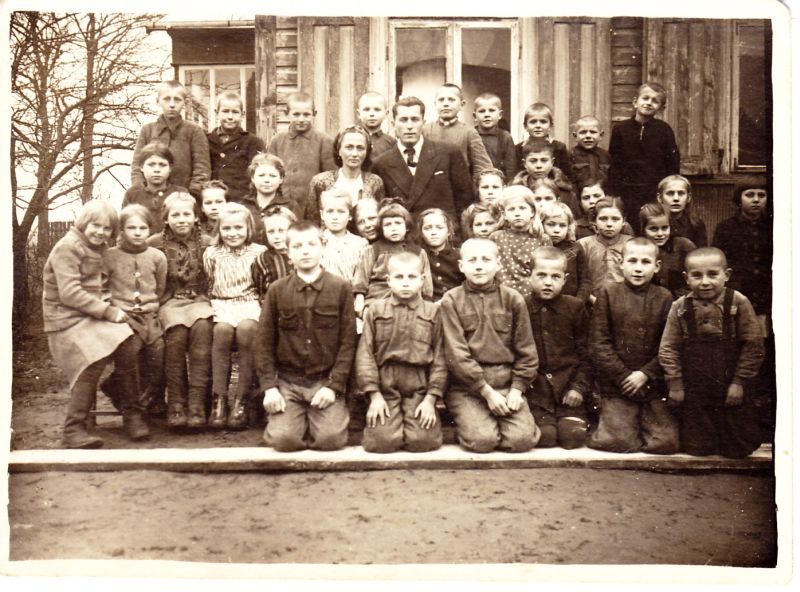 Patamulšėlio prad. mokykla. Mokytojas Petras Šakavičius dar iki susitikimo su mano mama. 1949 m. Patamulšėlio prad. mokykla. Mokytojas Petras Šakavičius dar iki susitikimo su mano mama. 1949 m.