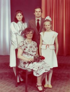 Su vyru Antanu ir dukromis Asta ir Agne. 1989 m. 