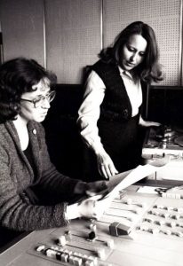 Su kolege Regina Germanavičiūte radijo aparatinėje. 1985 m.