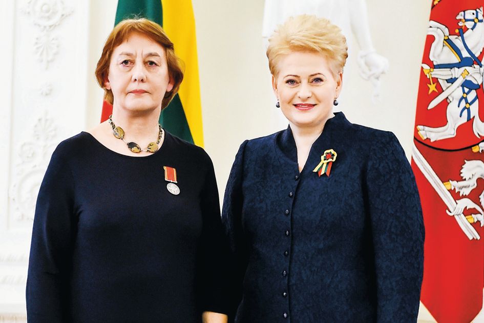 Aldona Augustaitienė ir Lietuvos Respublikos Prezidentė Dalia Grybauskaitė. LRPK Roberto Dačkaus nuotr. Aldona Augustaitienė ir Lietuvos Respublikos Prezidentė Dalia Grybauskaitė. LRPK Roberto Dačkaus nuotr.