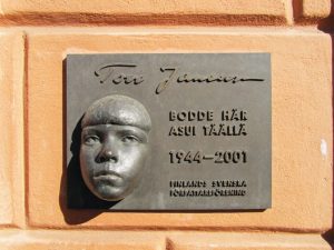 Memorialinė lenta ant namo Helsinkyje, kuriame gyveno Tove Jansson, sienos. Solveigos Daugirdaitės nuotr.