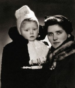 Su mama. Apie 1955 m.