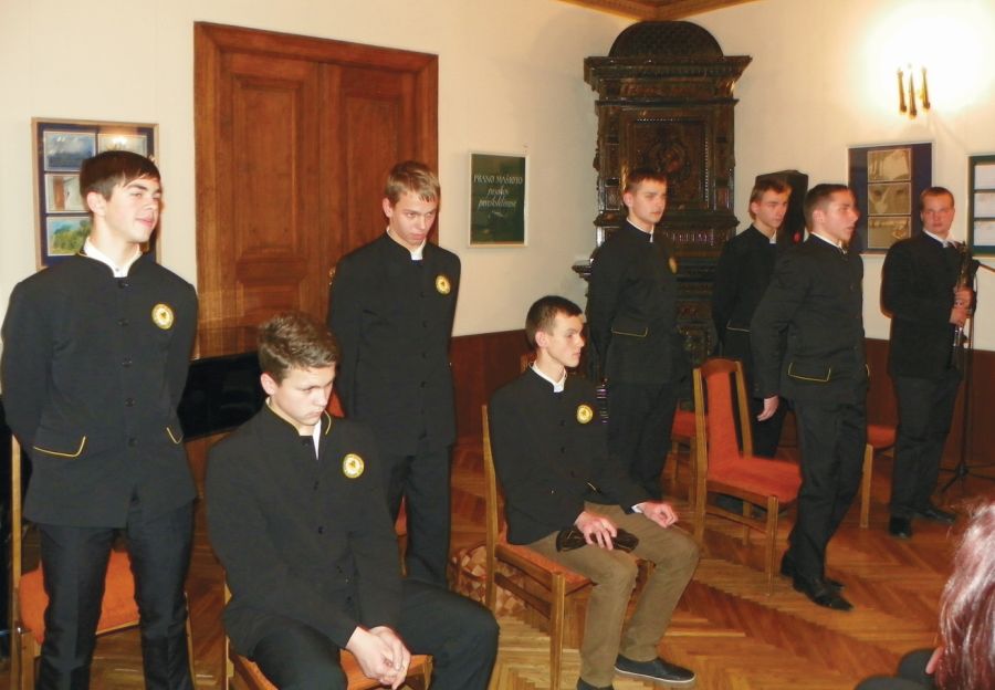 Rygiškių Jono gimnazijos moksleiviai skaito ir vaidina P. Mašioto kūrybą. Sidonos Ušackienės nuotr. Rygiškių Jono gimnazijos moksleiviai skaito ir vaidina P. Mašioto kūrybą. Sidonos Ušackienės nuotr.
