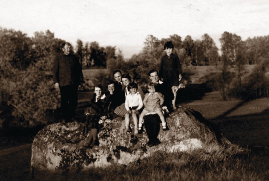 Rimkų šeima su svečiais ant gamtos paminklu laikomo akmens ties Pikeliškės ir Bagdoniškės žemių riba.  Vytenis – viduryje baltais marškiniais. Apie 1937 m.