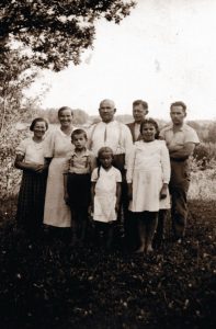 Rimkai su svečiais Pikeliškėje. Pirmojoje eilėje mes trys – Vytenis, Elytė ir Irena. 1938 m.