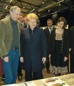Prezidentė Dalia Grybauskaitė aplankė kūrybinėje studijoje dirbančius menininkus