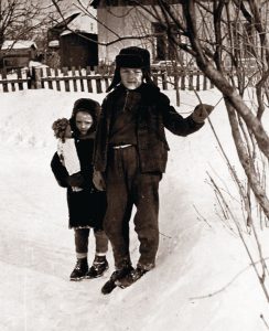 Su vaikystės kiemo (gatvės) žaidimų draugu Vytautu. Apie 1968 m. Su vaikystės kiemo (gatvės) žaidimų draugu Vytautu. Apie 1968 m.