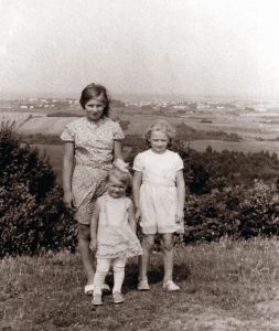 Ant Šatrijos kalno su pusseserėmis Janina ir Antanina. Džiuljeta pirma iš dešinės. Apie 1972 m. Ant Šatrijos kalno su pusseserėmis Janina ir Antanina. Džiuljeta pirma iš dešinės. Apie 1972 m.