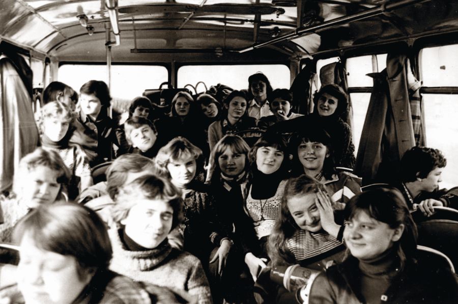Su klasės draugais ekskursijoje po Dzūkiją. Džiuljeta priekyje pakėlusi ranką. Apie 1979 m. Su klasės draugais ekskursijoje po Dzūkiją. Džiuljeta priekyje pakėlusi ranką. Apie 1979 m.