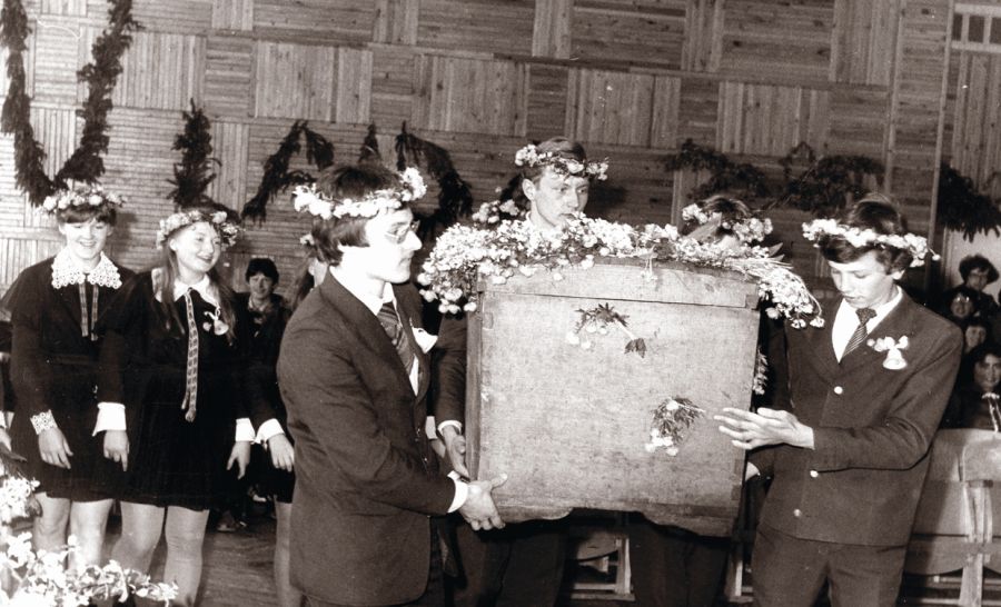 Paskutinis skambutis. Džiuljeta antra iš kairės. 1981 m. Paskutinis skambutis. Džiuljeta antra iš kairės. 1981 m.