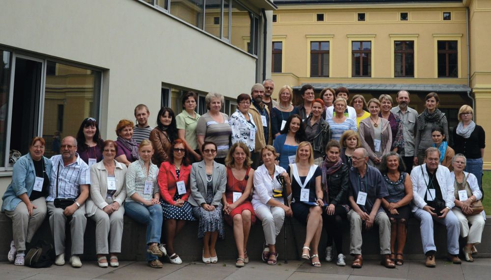Seminaro dalyviai bibliotekos kiemelyje. Ritos Gudėnaitės-Špokauskienės nuotr. Seminaro dalyviai bibliotekos kiemelyje. Ritos Gudėnaitės-Špokauskienės nuotr.