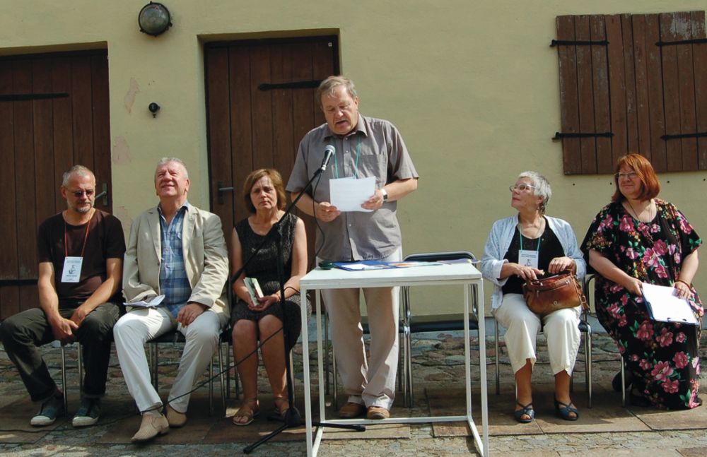 Skaitymų dalyviai. Iš kairės: Marius Jonutis, Juozas Šikšnelis, Vilė Vėl, Aleksas Bagdonavičius, Alma Karosaitė ir Gintarė Adomaitytė Skaitymų dalyviai. Iš kairės: Marius Jonutis, Juozas Šikšnelis, Vilė Vėl, Aleksas Bagdonavičius, Alma Karosaitė ir Gintarė Adomaitytė