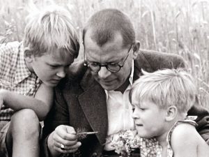Hansas Fallada su savo vaikais. DPA nuotr. Hansas Fallada su savo vaikais. DPA nuotr.