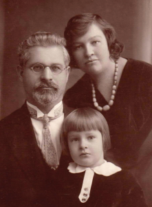 Nijolė su tėvais Justinu ir Paulina Jankais. 1933 m.