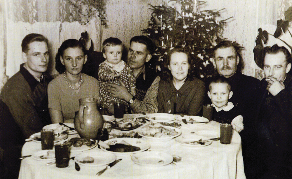 Iš kairės: dėdė Pranas Juknevičius, dėdina Teklė Lazauskaitė-Juknevičienė, sesuo Zitutė Braziūnaitė, tėtė Vladas Braziūnas, mama Bronė Braziūnienė, Vladas, senelis Jonas Juknevičius, dėdė Jonas Juknevičius. Apie 1959 m.