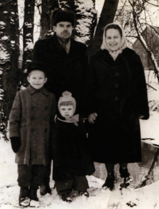 Tėtė, mama, Vladas, sesytė Zita. Apie 1961 m.