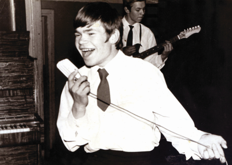 Pasvalio vidurinės mokyklos dešimtokas.  Mokyklos ansamblio vokalistas. Apie 1968 m.