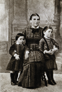 K. Čiukovskio motina Jekaterina Korneičiukova su sūnumi ir dukra. Odesa, apie 1885 m. A. Chlopino nuotr.