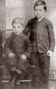Oskaras (dešinėje) su broliu Arnoldu 