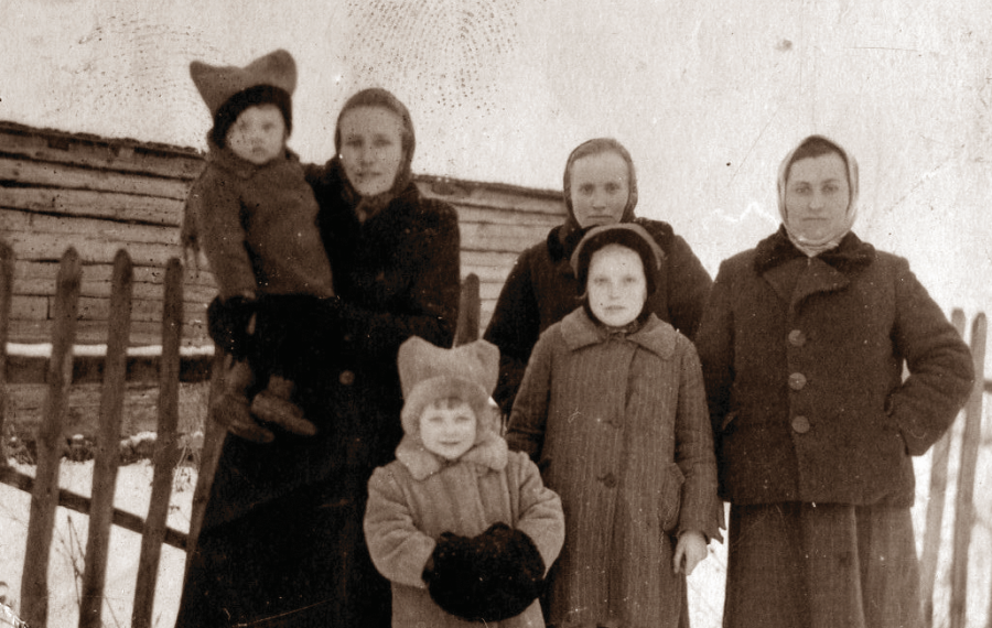 Janina (pirmoje eilėje pirma iš dešinės) su mama (stovi už dukters), teta, dėdiene ir pusseserėmis gimtuosiuose Šaukėnuose. 1947 m.