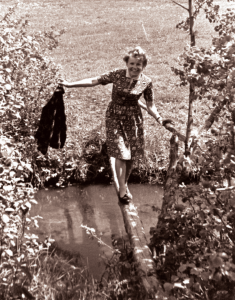 Džiaugsmo netrūko:  per Upynos upelį. 1962 m.