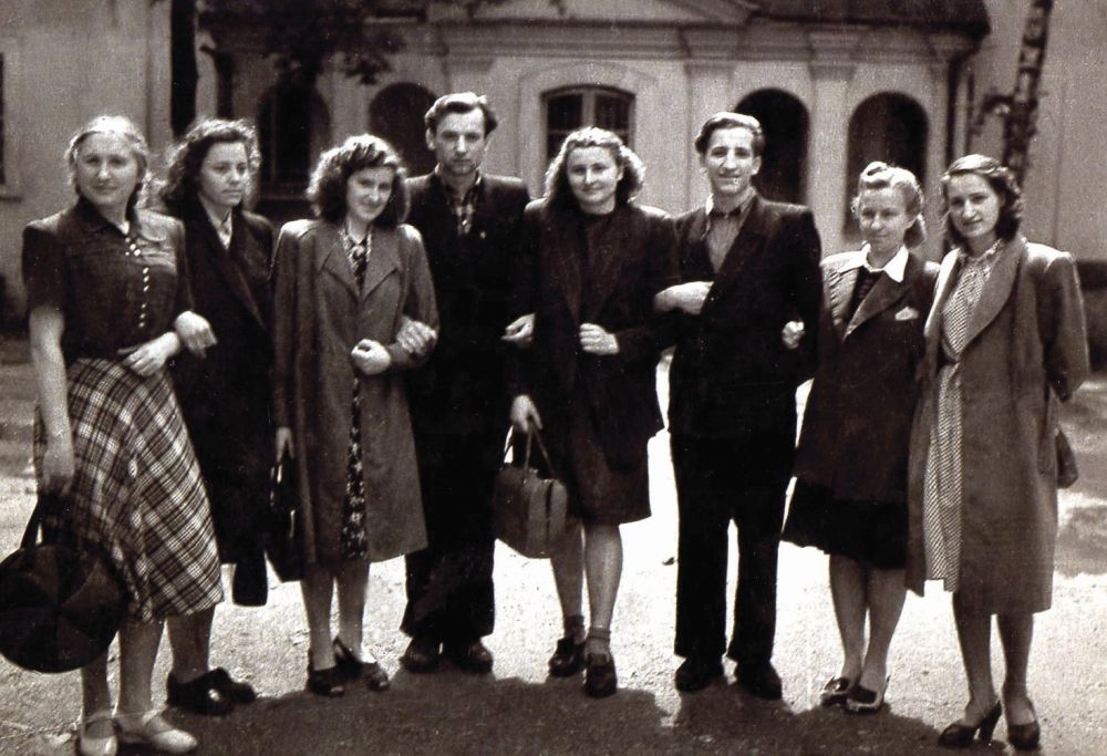 Su studijų draugais (trečias iš dešinės). 1952 m.
