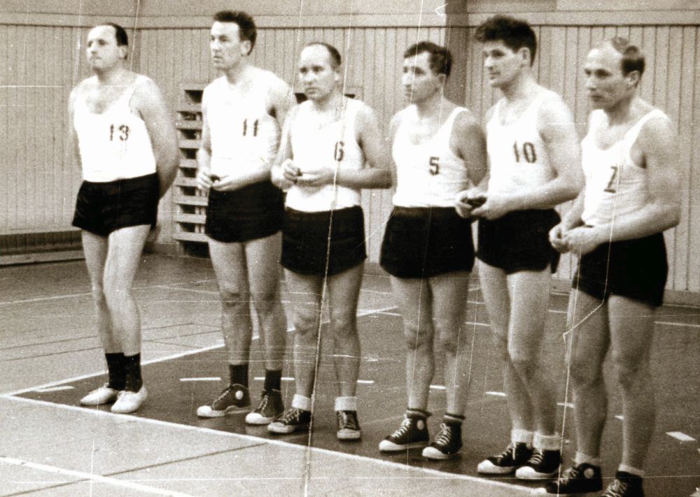 Dėstytojų krepšinio komanda (trečias iš dešinės). 1969 m.