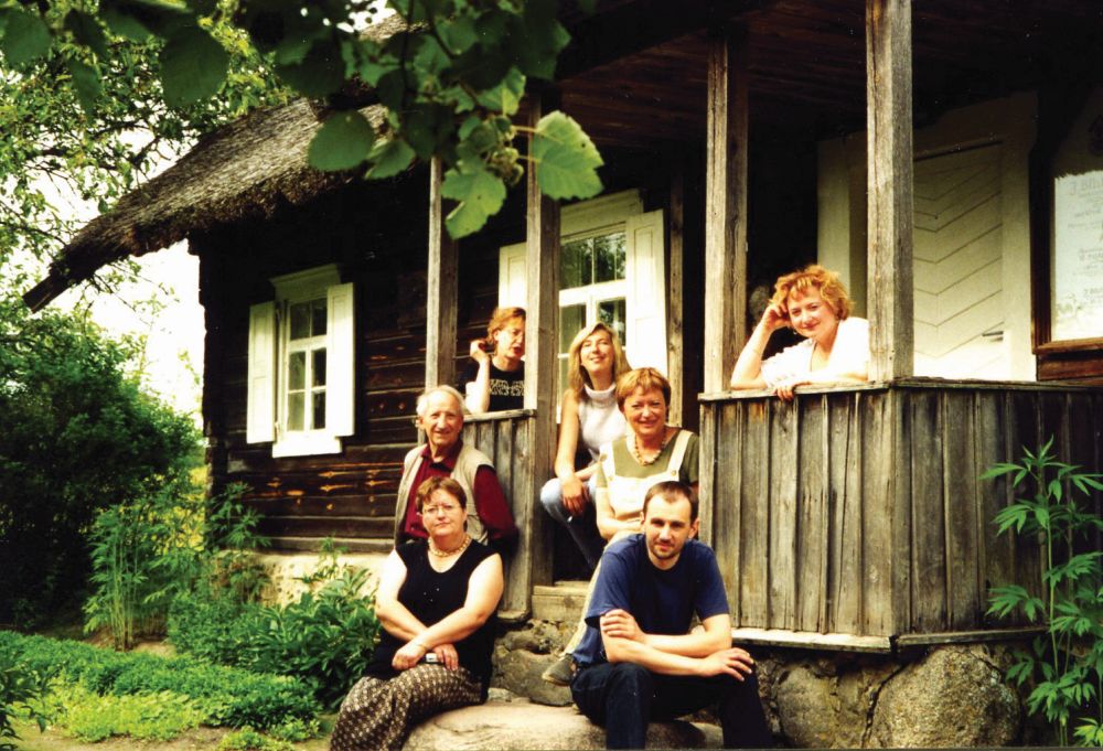 Lietuvių literatūros katedros dėstytojai prie rašytojo J. Biliūno namo. 2003 m.