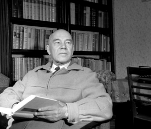 T. Šuravinas savo darbo kabinete Kaune 1960 m. (M. Ogajaus nuotr. iš LCVA fondų)
