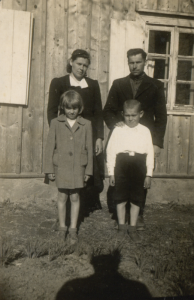 Su mama, jos broliu (krikštatėviu) ir seserimi       