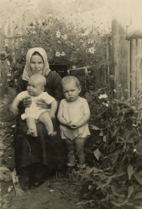 Su močiute ir sesute, 1938 m. (stovi)   