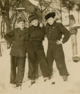 1953 m. vasario 16 d. su klasės draugais – Dotnuvos vid. mokyklos dešimtokais. K. Župerka – pirmas iš dešinės