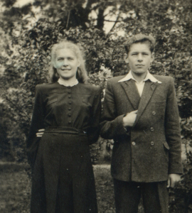 1954 m. vasarą su seserimi