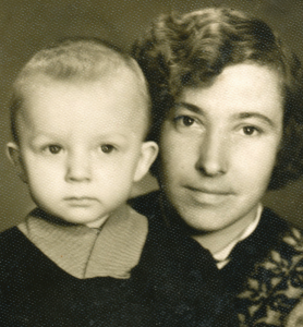 Su mama. Pirmoji Gendručio nuotrauka. 1961 m.