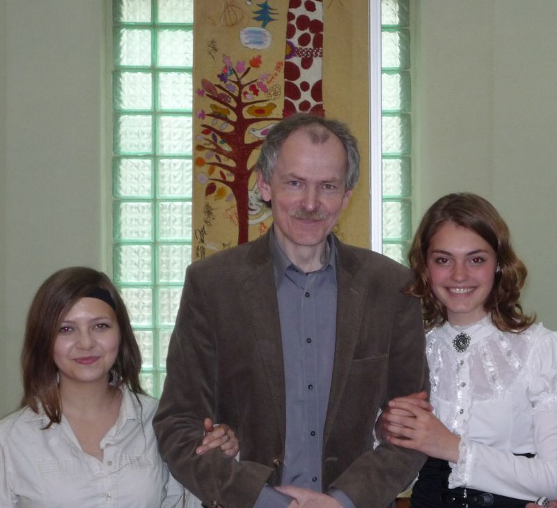 K. Kasparavičius Lvovo knygų mugėje su globėjomis Marijana (dešinėje) ir Jarina (kairėje)