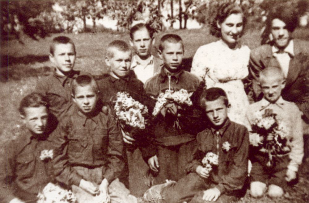Darbutų kaime su bendraamžiais (sėdi antras dešinėje) apie 1949 m.