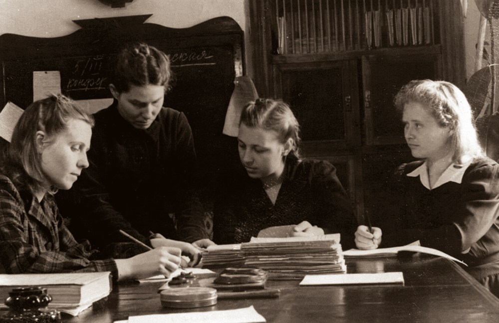 Bijsko 3-iojoje vidurinėje. D. Klumbytė (trečia iš kairės) aptaria pamokas su kolegėmis. 1950 m.
