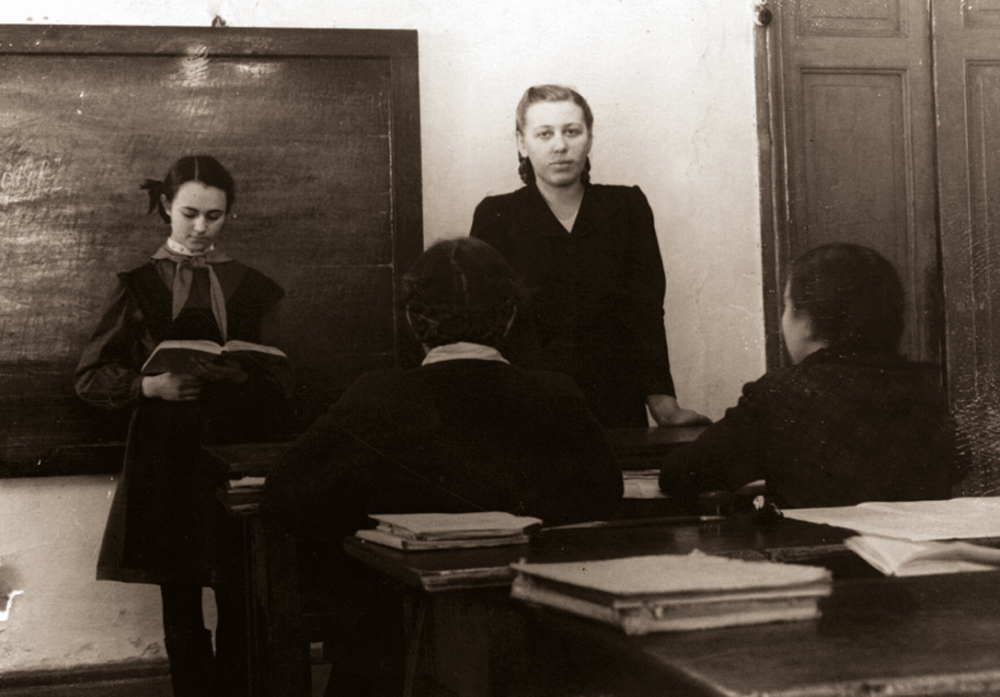 D. Klumbytė veda rusų kalbos pamoką septintokams. 1951 m.