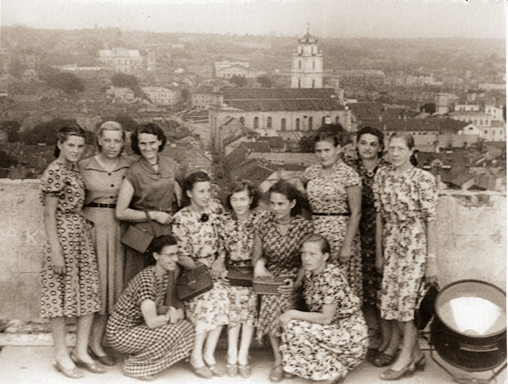 Danutė (stovi antra iš kairės) Vilniuje, laikinai iš tremties atvažiavusi į Lietuvą. 1956 m.