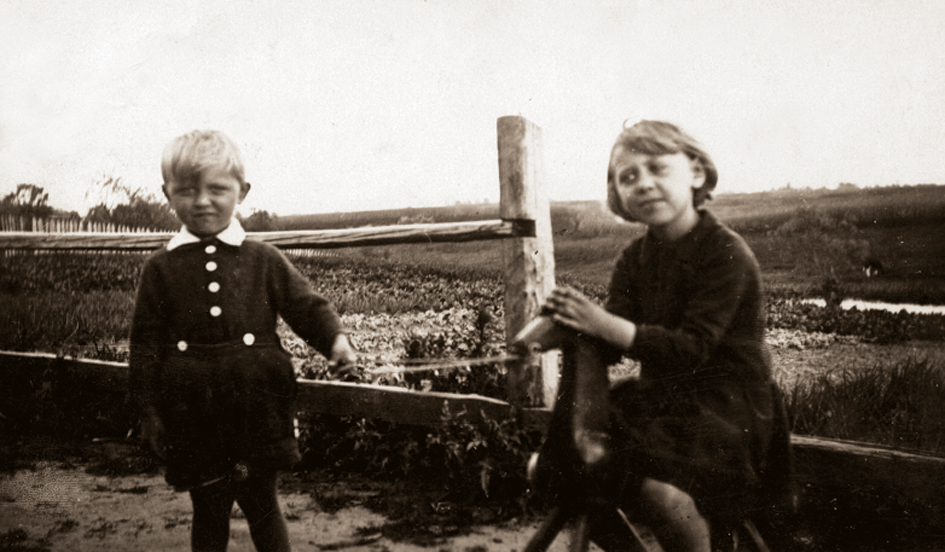 Su broliu Vytautu Švėkšnoje. 1933 m.