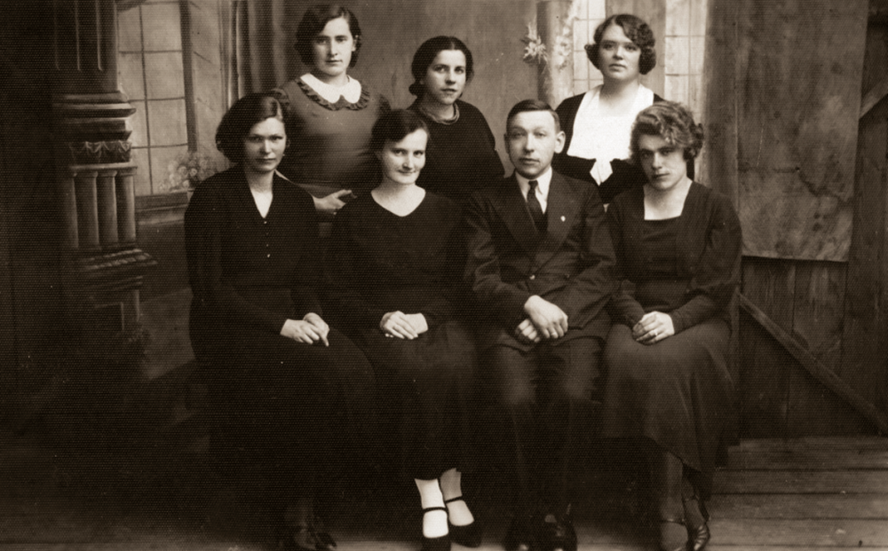 Danutės tėvai Ona (antroje eilėje trečia iš kairės) ir Antanas Klumbiai tarp mokytojų. Apie 1935 m.