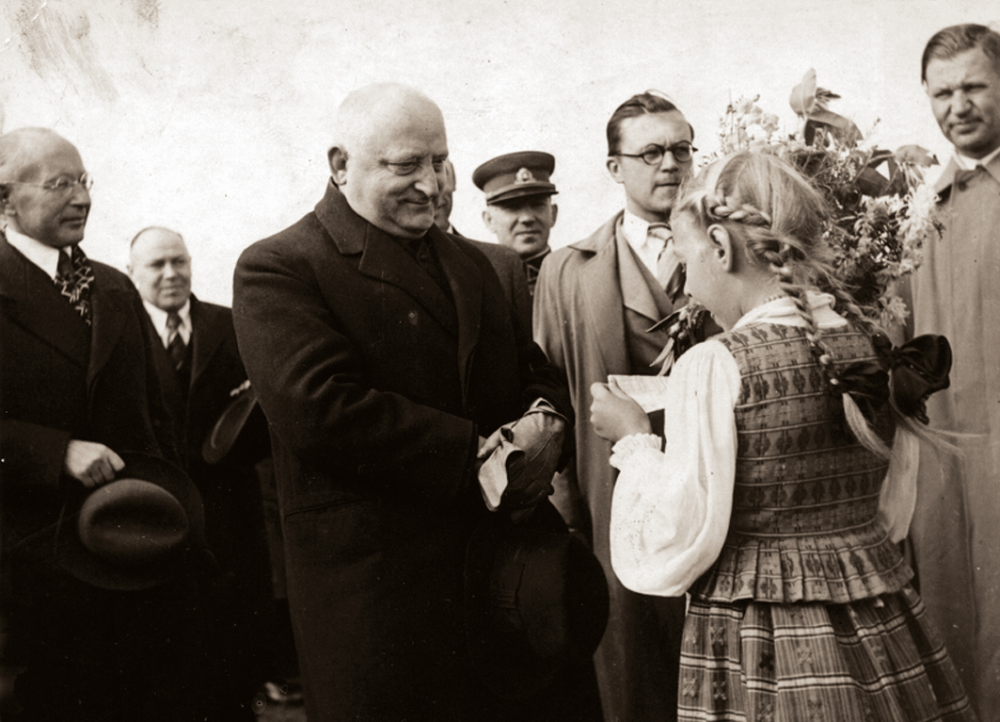 D. Klumbytė sveikina Ministrą pirmininką Vladą Mironą, atvykusį į Vandžiogalą Lietuvos 20-mečio proga. 1938 m.