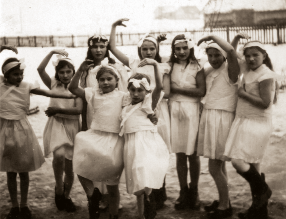Mokinės vaidina „Stebuklingąją radastą“ (Danutė – antroje eilėje pirma iš kairės). Vandžiogala, 1939 m.