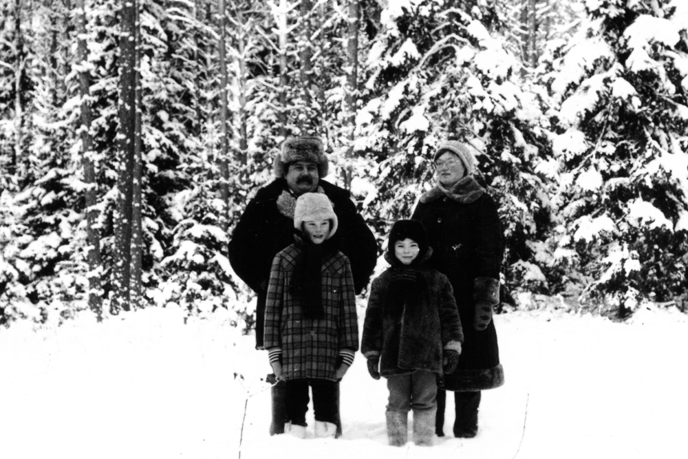 Šeima žiemą. Apie 1989 m.