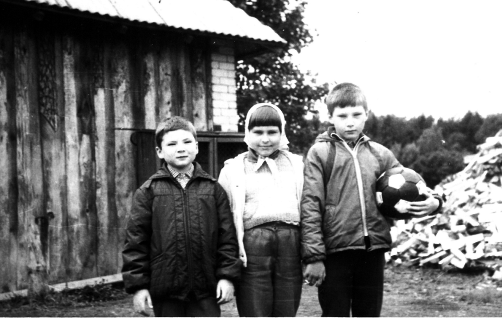 Trise su kamuoliu, broliu ir pussesere Milda.  Apie 1984 m.