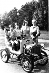 Mašinoje su broliu, mama ir močiute Vingio parke.  Apie 1987 m.
