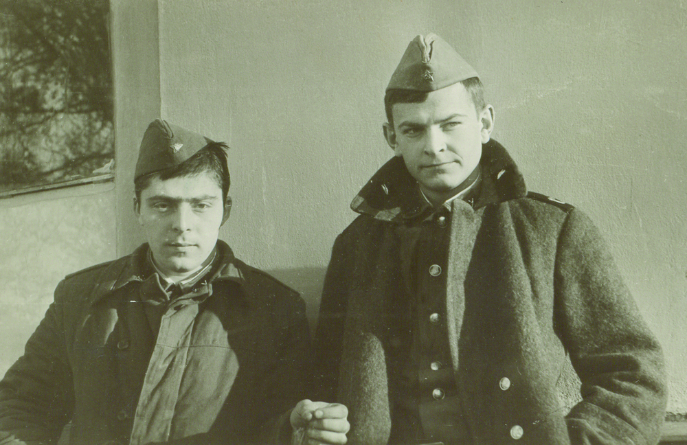 Bešluojant kiemą sovietinėje armijoje. Su draugu gruzinu Dato